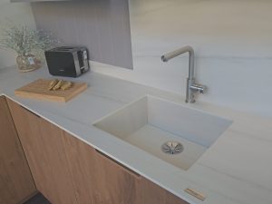 ENCIMERA-DE-MARMOL-BLANCO-COVERLAM-TOP-2048x1536